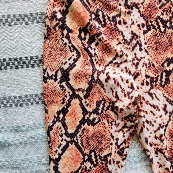 ✨PRICE DROP✨SNAKE PRINT FLARE PANTS - Picture 8 of 9